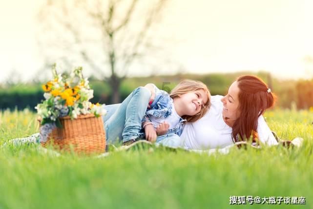 王嘉尔耳返上刻着中国,他还曾有过哪些爱国举动? - 您的专属问答平台